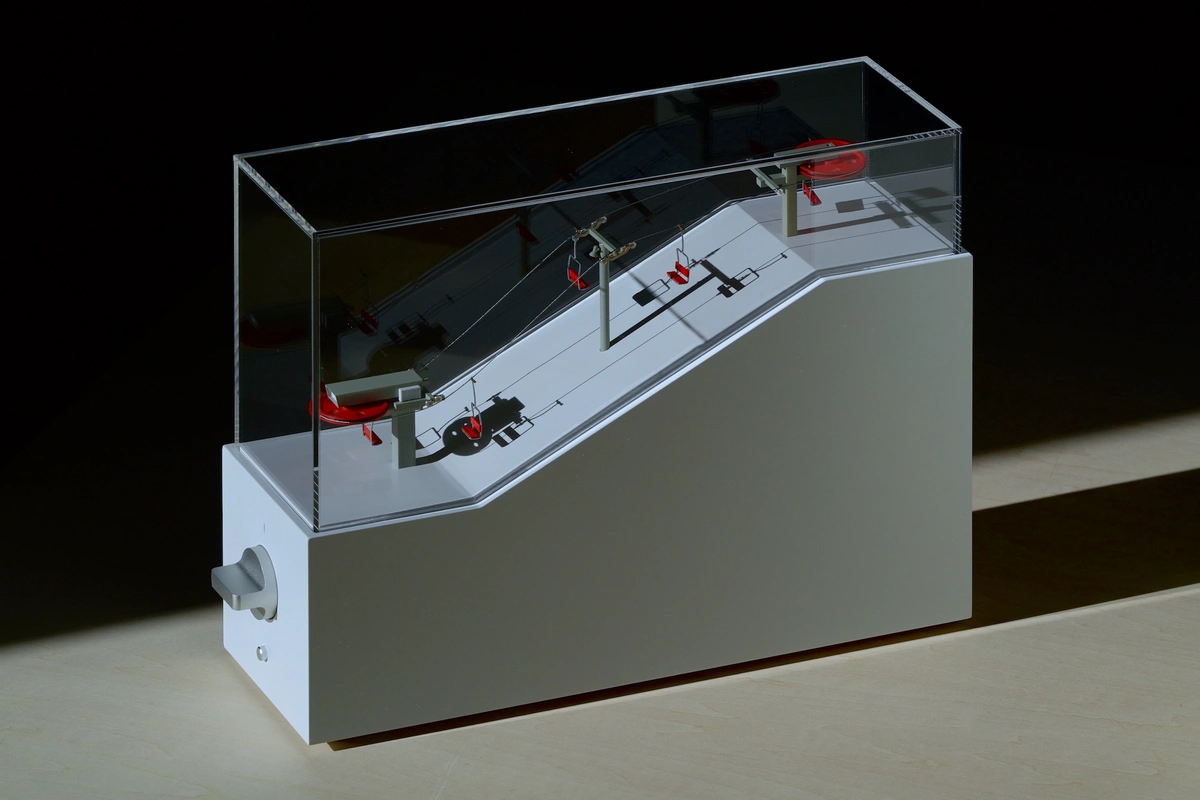 日光に照らされている、スキーリフトのミニチュアアート『CL-1』