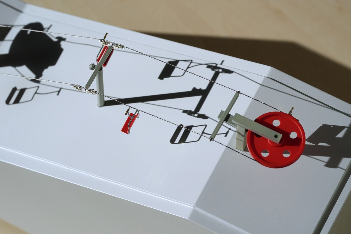 日光に照らされた、スキーリフトのミニチュアアート『CL-1』の詳細画像